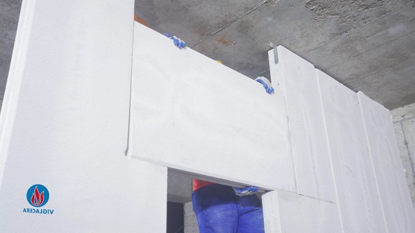 Tấm Panel có thiết kế rãnh âm dương nhằm tăng tính liên kết giữa các tấm. Dùng vữa chuyên dụng trát tại rãnh âm của tấm panel.