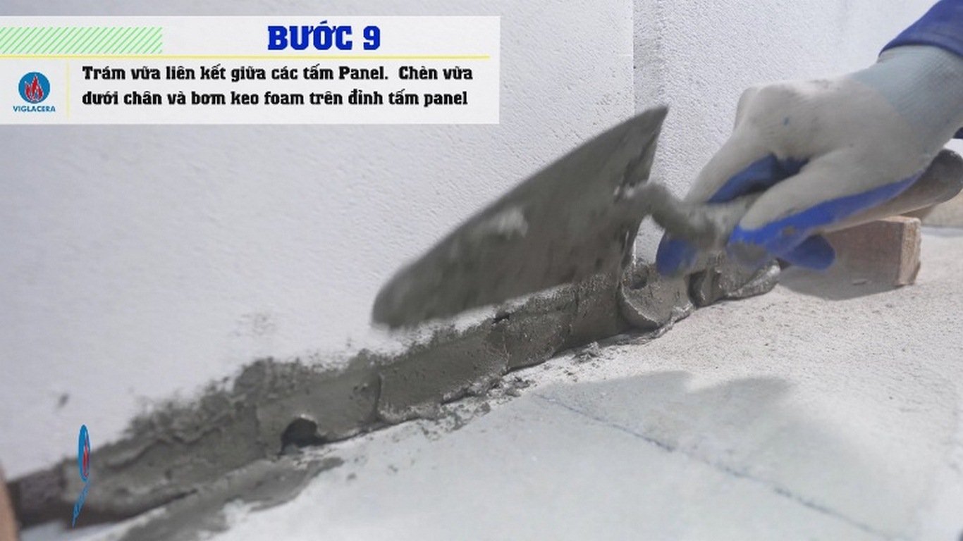 dùng vữa chuyên dụng để lấp đầy các mạch tiếp giáp giữa các tấm panel. Đồng thời kiểm tra chèn vữa dưới chân và trên đỉnh tấm Panel ALC.